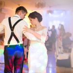 Braurpaar tanzt bei Hochzeit