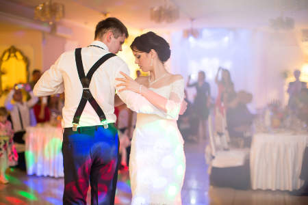 Braurpaar tanzt bei Hochzeit
